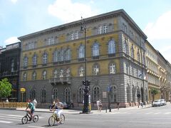 高級ブランド店や大邸宅が並ぶアンドラーシ通り界隈ですが、観光客が多く訪れる博物館も数多く立地しています。
今回はその中から2館を巡ることに。
まず最初に訪れたのは、ハンガリーを代表する作曲家・リストの旧宅を活用した「リスト＝フェレンツ記念博物館」