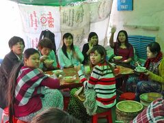 【ポッパ山〜タウン・カラッ】

　山の上へ登る階段の途中，みんなでお食事中でした
　「ミンガラパー」って挨拶したら，なんだか盛り上がって「こっち来て一緒に食べよう！食べよう！」って誘われました