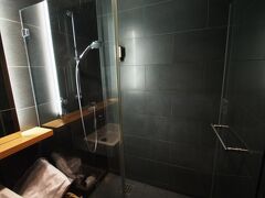 ◇JALサクララウンジ

夜発なのでまずはシャワーでさっぱり。シャワールームは2つ

フロントのカウンターで申し込んで、鍵を受け取ります

内部にお手洗いがないのは日本式？
