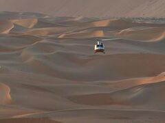 【QASR AL SARAB（カスール・アル・サラブ・デザート・リゾート）ホテル前の砂漠】

おおおおおおっっ。砂漠や....本物の砂漠やぁぁ?。


砂漠の雄大さに浸っていると、遠くからヘリが近づいてきました....