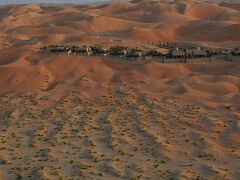 【QASR AL SARAB（カスール・アル・サラブ・デザート・リゾート）ホテル前の砂漠】

我々が宿泊している足元のホテルに向かって飛んでいきました。


※
我々は砂漠の山の上..います。