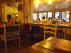 ヴィトゥシャ通りから路地へ入ったところにあるMade In Homeへ。
イタリアンっぽい料理をいただける小洒落たカフェレストラン。
店員は流暢な英語を話し、メニューは英語でした。