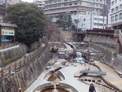 太閤橋の下流にある親水公園。ひょうたん形の池に、金泉の成分の水。