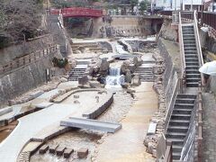 親水公園。赤色の「ねね橋」が見えてきた。