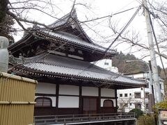 温泉寺。なお、温泉神社は「トウセンジンジャ」ですが、こちらは「オンセンジ」と読むそうです。もとは真言宗で現在は黄檗宗。ちなみに、このすぐ近くにある極楽寺と念仏寺は、いずれも浄土宗。