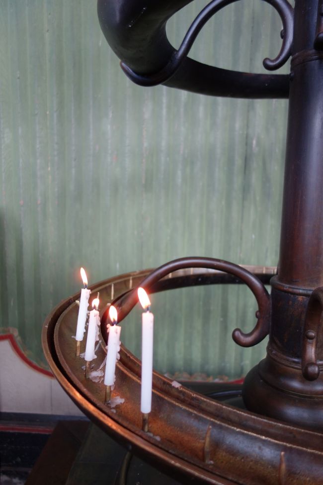 灯明をあげ、新しい年の平安を祈願。