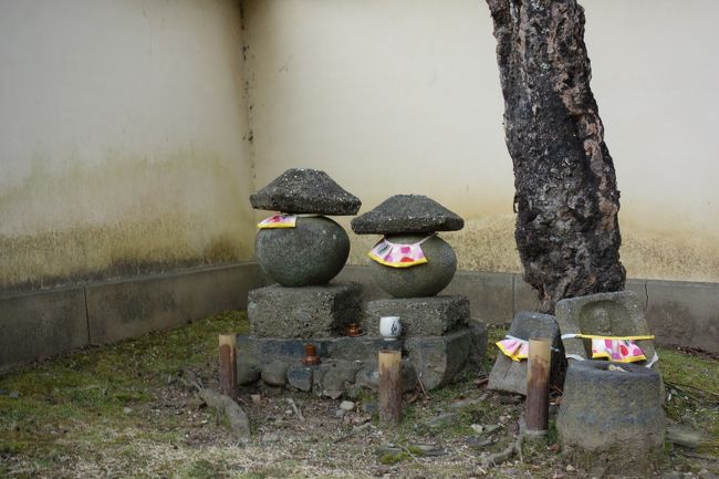 大仏殿から外へ出ると、お堂の横から講堂跡のほうへ抜け、戒壇院の裏あたりへと歩いた。<br /><br />ここまで来ると人もまばらで、シカたちがのんびり歩いていたりする。<br />南大門側の喧騒が嘘のようだ。<br /><br />石仏や石碑が路傍のそこかしこに立つ道を私ものんびり歩く。<br /><br />ここで、タクシーをつかまえて、般若寺へ移動。