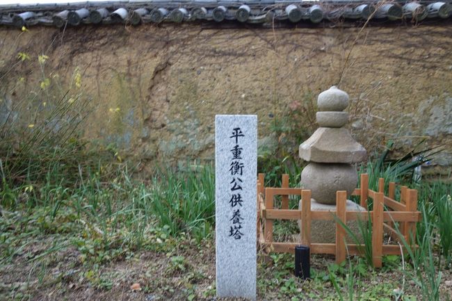 仏敵として悪名高い重衡だが、大仏殿まで焼き払う気などはなかったそうだ。南都（東大寺・興福寺側）攻撃の拠点として奪った般若寺で灯火代わりに近くの小屋に付けた火が周辺に燃え広がり、折からの強風にあおられて、大仏殿を焼いてしまうほどの大火になってしまったというのだ。<br /><br />【写真は平重衡供養塔】<br /><br />