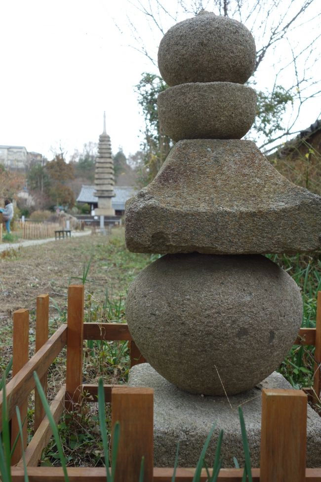 真偽は、素人の私には分からないが、「もしも」南都焼討がなければ、どれほどの仏像が今に残っていたか。とびきりの美仏を目にすることができたかもしれないと思うと、「重衡さんよ、なんてことをやってくれたんだ」と言ってやりたくなる。<br /><br />【写真は平重衡供養塔】<br />