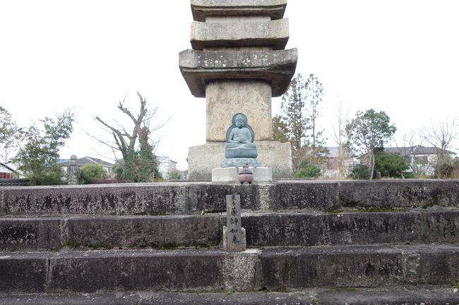 その石塔内から、昭和39年の解体修理の際、白鳳時代の金銅阿弥陀如来立像が発見された。秘仏とされ春と秋に期間限定で特別公開されるのだが、未だお会いしたことがない。いつかお会いしたいものだ。<br /><br />写真は、塔の元の薬師如来坐像。