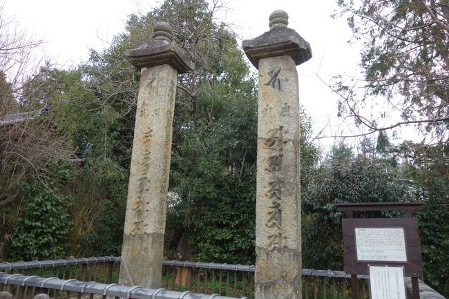 傘塔婆（鎌倉時代、重文）。<br /><br />十三重石塔を制作した伊行末の息子が、父母の供養のために造立したもの。