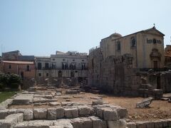 この広場の側に、アポロ神殿がありました。