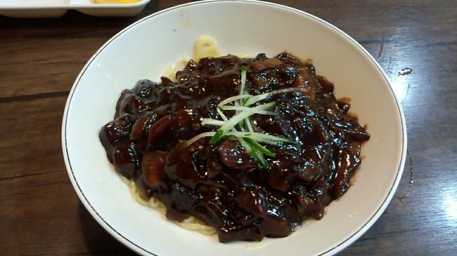 ホテルを出て、両替も兼ねて明洞へ歩いて移動。教えてもらった通りに行くも、またまた道が分からなくなりながらも、明洞到着。ごきブラでトミーズ雅さんが紹介していた“郷味”のジャージャー麺を食べに行ったけど、見た目よりあっさりしてたけど、絶賛するほどじゃないかな‥量はお腹一杯になりました。