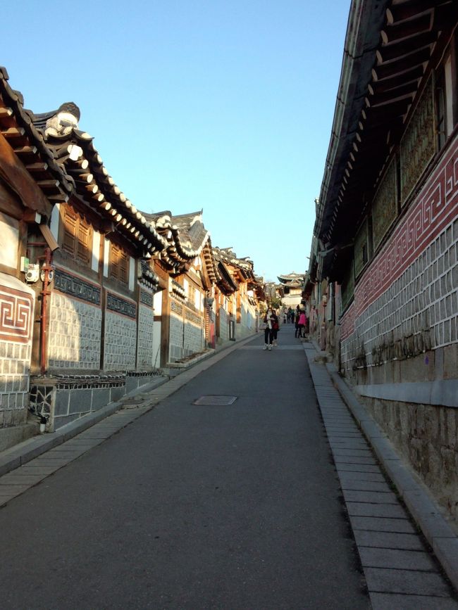 1日目の夜ご飯の写真がなく…韓国の知人に焼き肉&amp;BARに連れて行ってもらいました。<br /><br />２日目の朝チェックアウトし、韓屋北村へ。フィリピン人が多く、まだ朝早かったから人も少なかった。