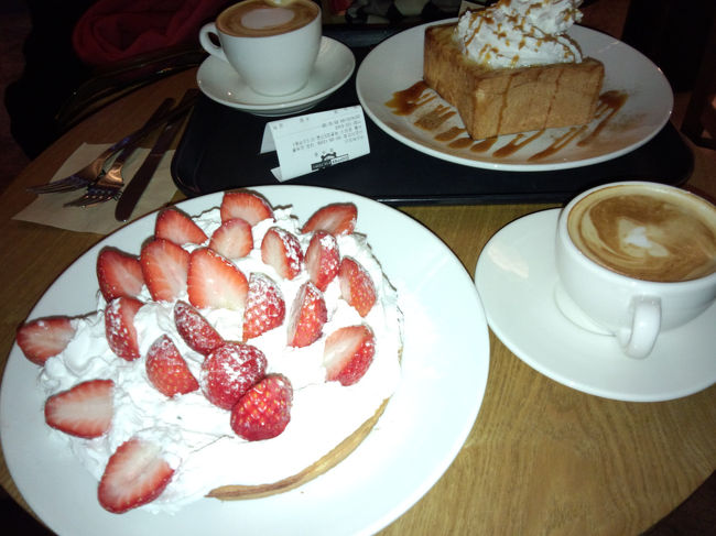 お粥などを食べたかったけど、まだ開いてるお店がなく、カフェでワッフルとラテを注文。そのワッフルが思った以上に大きく、残してしまいました。<br /><br />その後、東大門に移動し、買い物して、ホテルに荷物を取りに戻り、ソウル駅へ。ロッテマートで買い物して、帰りは普通列車で仁川空港に向かいました。帰りの電車の中で、ケンカが始まり、ハラハラしながらも、凄すぎて笑えてきた。でも、２日間だけど、満喫したソウルの旅でした。