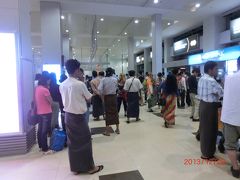 現地時間17:15(日本-ミャンマー間の時差は2.5時間です)

離陸渋滞で30分遅れたし、着陸も順番待ちでしばらく旋回していたにもかかわらず、【ヤンゴン】に定刻着。諸々を想定済みのタイムスケジュールなのでしょうか？

ツアーの皆様と顔合わせをし、一緒にイミグレに向かいます。しばらくお世話になりますm(__)mどうぞ宜しくお願いします！17名＋添乗員さんの団体行動が始まりました^^

入国審査が結構混んでいて、暇つぶしに「指さし会話帳」で基本挨拶をＴ２と確認し合っていたら後ろに並んでいたインド人に話しかけられ(-.-)今日はサリー着てませんけど？どこの国でもインド人と交流できてしまうＫ。特技にしようかな？(笑)

到着ロビーの様子。近代的な空港でびっくりです。男性も女性も「ロンジー」という伝統的な巻きスカートを着用されてます。わたしたちも買いましょうね♪

現地ガイドさんとも合流できたので、出発します。6日間よろしくお願いします(^O^)