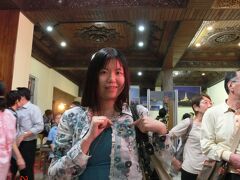 19:00
このツアー最大の見どころ「シュエダゴン・パヤー(SHWEDAGON PAYA)」に入場します。拝観料を払ったらシールを貼るそうです。そういえば、バスを下りてここまで来る間に停電の洗礼を浴びたっけ(笑)壁時計も5分ずれてました。ANAのCAが間違えるはずないし...。この国は5分進んでいるのかしら？！

パヤー(＝仏塔)という場所は神聖であるため、土足厳禁。必ず裸足にならないといけないので、旅行中はサンダル着用が便利そうです^^わたしたちは南参道口からエレベータを使って上ります。