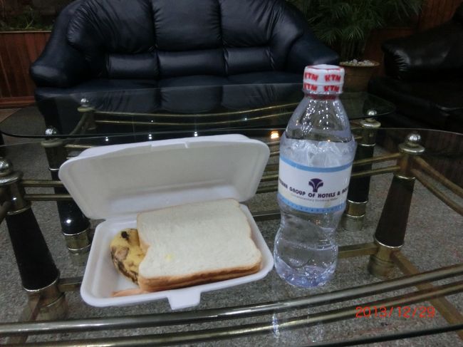 12月29日(日)　＜DAY2＞<br /><br />3:45<br />ミンガラーバー！Ｋはだいぶ早く目覚めてしまいました。4:30にモーニングノックをしてくれると同時にスーツケースを寄こせと言うので、出直してきてもらうことにして身支度を整えました。<br /><br />ロビーにて。まだレストランなんて開いていないので、お弁当をいただきました。あとでバスの中で食べよーっと！<br /><br />5:15<br />国内線ターミナルへ向けて出発です。なんか...寒くない？！