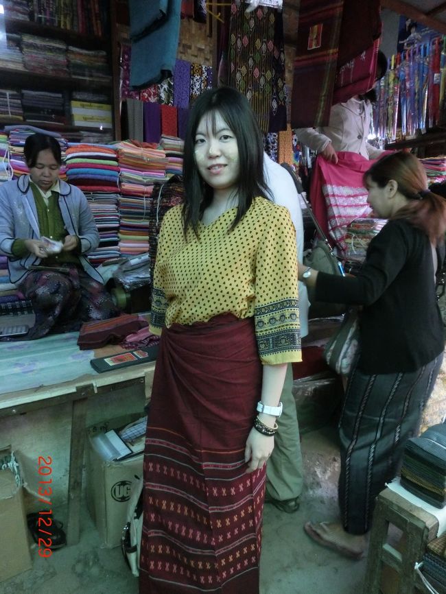 あっ、ロンジー屋さん発見！一枚の大きな布を巻きつけてもらいました^^気に入ったので4500チャットでお買い上げ。どうせ1回こっきりだろうし、450円ならいっか〜チュニックじゃなかったら完全に現地人としてウロウロできたのにね(笑)Ｔ２もロンジーを買ってたので、あとで一緒に着ましょうね♪