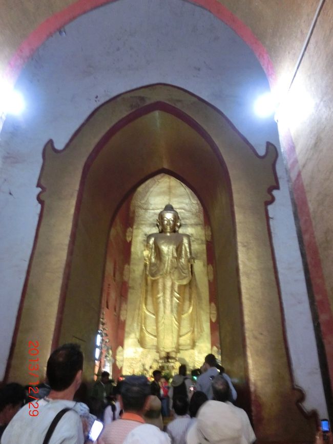 2番目の門より。あれ、微笑んでる？！