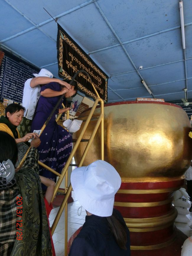 ミャンマー式お賽銭箱に挑戦！<br />ちゃんと順番待ちしましょうねー<`ヘ´>