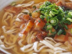 と言いつつ、お昼は食べなきゃねー・・・
ということで、沖縄そば、完食。