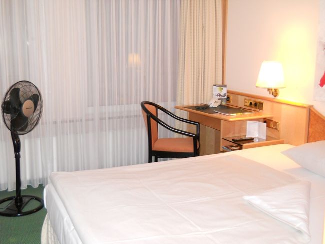 Booking.comで「デラグ リビングホテル グロッサー クアフュルスト」に4泊。<br /><br />早期割引で265.60ユーロ。136円くらいで事前決済して良かった！<br /><br />アレキサンダー広場からＵ2で2駅、マルキッシェスムゼウム駅あがるとすぐ。<br /><br />静かだし奇麗だし、泊まってよかった〜〜