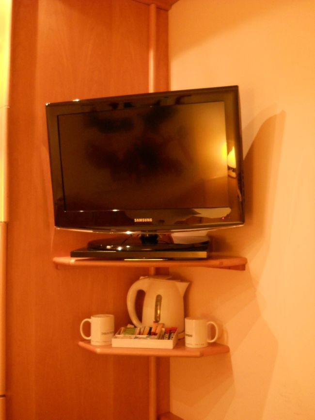 ポットやコーヒーサービスの他、冷蔵庫には毎日ビール2本と水2本が無料でサービス。