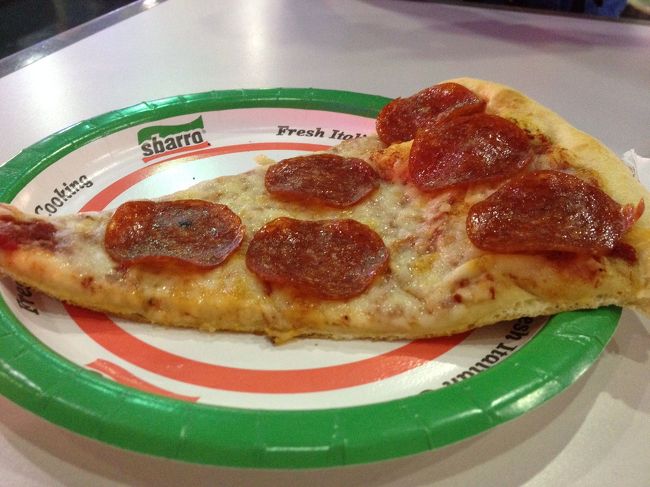 ビーチの後、バスでアウトレットへ☆<br />Nine westでサンダル購入(^^)<br />その後お腹空いたのでピザをシェア！<br />美味しかった〜?