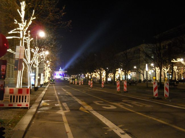 遠くにブランデンブルグ門が見える。<br /><br />2013.12.31午後9：00過ぎ。<br /><br />ポリスが立って通行止めだが嵐の前の静けさって感じ。