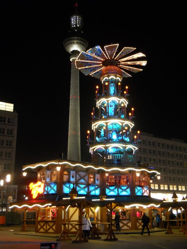 疲れる人ごみは避けてアレキサンダー広場近くに。<br /><br />テレビ塔も奇麗だし、まだまだクリスマスデコレーション残ってます。