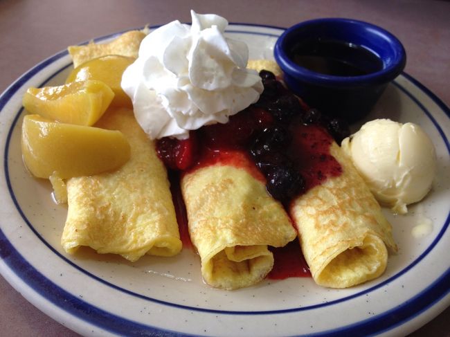 グアムで絶対食べたいって思っていたパンケーキを食べにキングスへ☆<br />メニューが英語で全然分からないよね〜（ ;  ; ）<br />そしてパンケーキって書いてたのを選んで注文するとまさかの、クレープ生地のものが出てきました。。<br />ショックだったけど食べたらおいしかった！<br />でも甘くて甘くて最後の方は少し飽きてました(>_<)