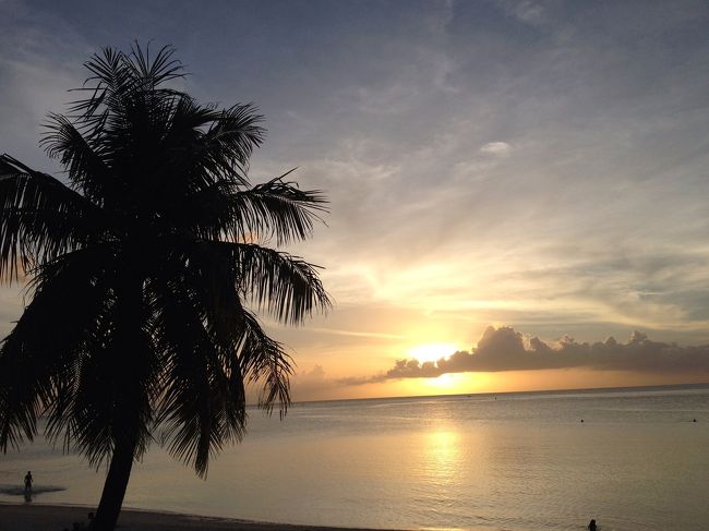 その後、DFSへ行きサンセットを見にビーチへ(^^)<br />まさかの時間間違えていて1時間半以上サンセットを見るのに待ちました！<br />でものんびりできて海見てすごく癒されました♪<br />日本人とも仲良くなり楽しかった〜(^^)