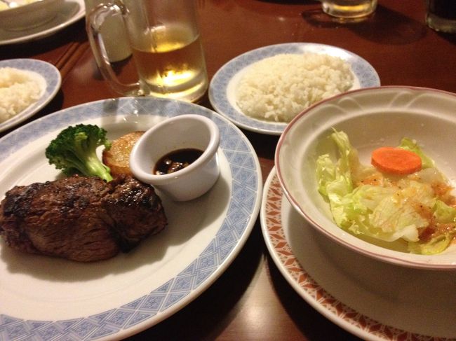 夜はタクシーの運転手オススメのステーキを食べに行きました♪<br />ビールも飲んでお肉も食べて幸せ！
