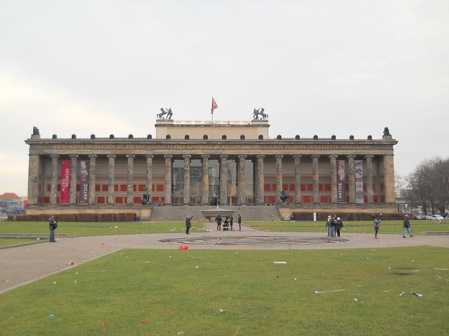 旧博物館。<br /><br />芝生には昨日の爆竹や花火の残骸。