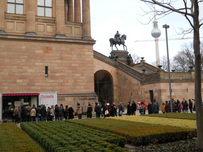 博物館島のチケットブースは元旦からでもこの行列。<br /><br />ミュージアムパスでとっとと入場。