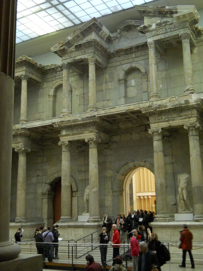 博物館島で入場にひときわ長い行列が出来ていたペルガモン博物館。<br /><br />久々にビックリした！！<br /><br />ここはスゴイ、ここだけでもベルリンに来る価値あり。<br /><br />建屋の中にこんな風に遺跡が再現されてるなんて誰が想像する？？