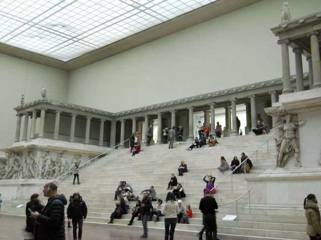 建屋の中に遺跡を再現するなんんてすごすぎる。<br /><br />平泉の金色堂もすごいけど、スケールはけた外れに違う。