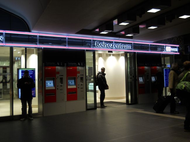 1/2は中央駅からドレスデンに日帰り。<br /><br />日帰り切符80ユーロ。<br /><br />窓口では整理券を取ってカウンターに行く。<br /><br />意外に早く済んだ。