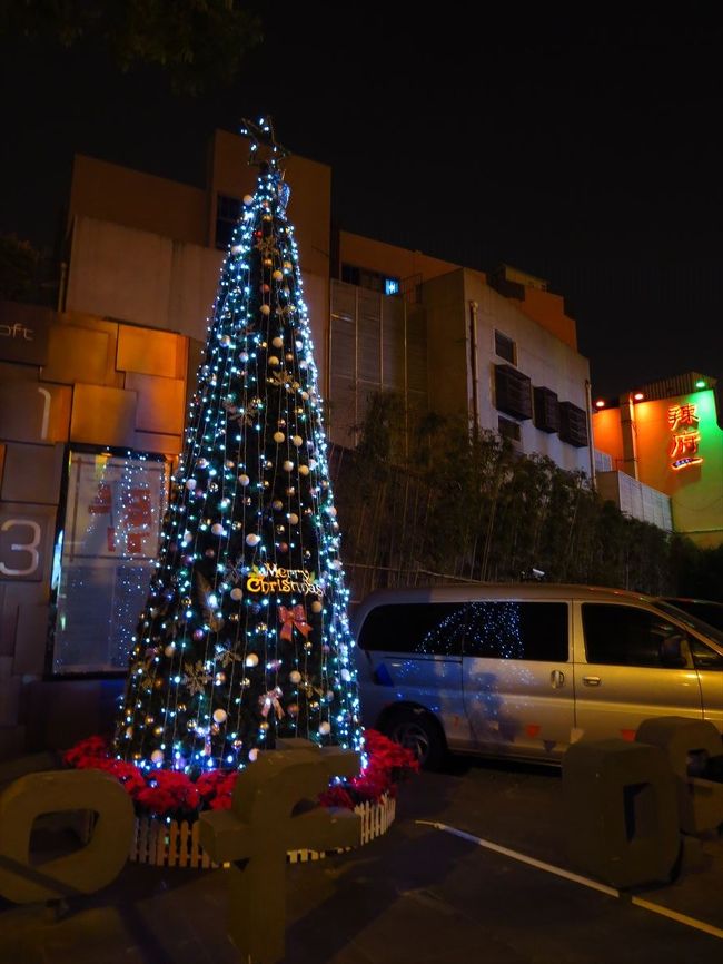 さて、ということで、今夜はクリスマス！<br /><br />台中に遊びに行ったときに飛行機の中で知り合った、台湾人のお兄ちゃん（？）が上海に出張に来たので、一緒に食事でも…ということになり、クリスマスに出かけてきました。<br /><br />待ち合わせは、9号線の嘉善路駅。打浦橋にしようかな、とも思ったのですが、きっとすごい人だろうと思ったので、あえてマイナー駅？にしてみました。