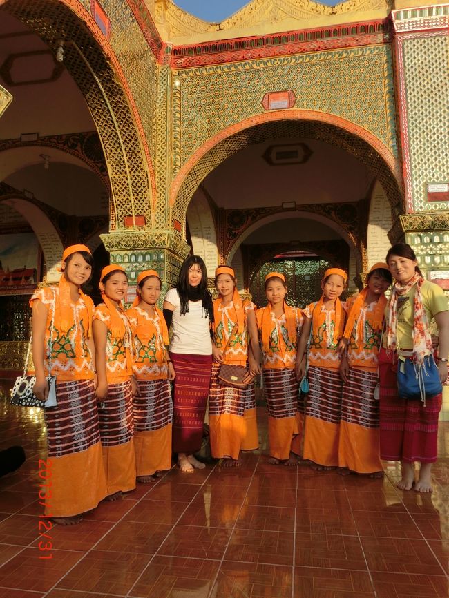 26歳のお坊さんのおかげで、観光に来ていた「カレン族」の皆様と写真を撮れました^^民族衣装が素敵です☆