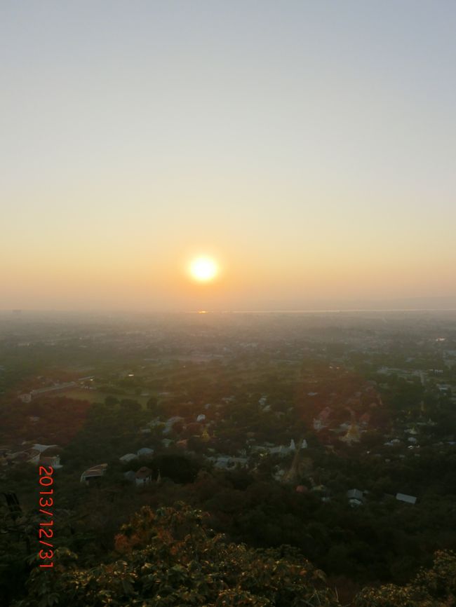 あのー、わたしたち夕日鑑賞に来たんだけど？？肝心の夕日をちっとも見てないんですが<(｀^´)><br /><br />暇つぶしなのか、英語の勉強がしたいのか、友達が欲しいのか？とにかくずーっと喋ってましたね(^_^;)終いには座り込んで、今まで撮った写真を見せてたし。珍しい光景なんでしょうね、わたしたちいろんな方の写真に写ってます(笑)