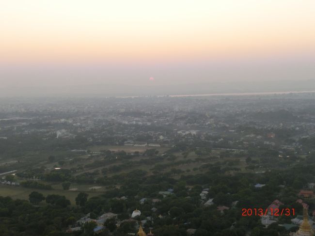 太陽さん、また明日ね(^^)/~~~<br /><br />17:35<br />「We have to go!」と言って、最後は逃げるようにお坊さんと別れてきました。お元気で☆あー疲れたー(~_~;)でも良い思い出です。