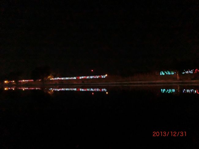 20:45<br />ミャンマーの大晦日を観察してみたくて、外出してみました。勇気を出して道路を横断してみると、旧王宮の城壁がライトアップされてました。仏教国ミャンマーのお正月は4月ということもあって、若者が騒いでいるぐらいであっさりとしていました。<br /><br />部屋に戻り、Ｔ２とは日本時間の0時に「あけおめことよろ」と、新年のご挨拶をいたしました。その後しばらくすると「地球の歩き方」を開きながら力尽きていらっしゃったので、本を抜いてあげると珍しく「ごめんね」と。いえいえ、今日に限ったことじゃないので大丈夫ですよ(笑)<br /><br />わたしもさっさと寝ようと思ったんですが、若者共がまだ年が明けてないっつーのに、「HAPPY NEW YEAR」って大騒ぎしてて寝付けないし<`ヘ´>スヤスヤ寝てるＴ２が羨ましいです。<br /><br />起きたら2014年が始まってるんですよね！今年お世話になった皆様、ありがとうございました。来年も引き続きよろしくお願いいたします<(_ _)>さぁ、寝よう☆彡