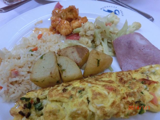 1月1日(水)　＜DAY5＞<br /><br />7:00<br />HAPPY NEW YEAR!!ひんやりとしたレストランで、皆さんと新年のご挨拶をし、急いで食べて荷造り。今日は【インレー湖(Inle Lake)】の最寄、「ヘイホー(HEHO)空港」まで飛びます。