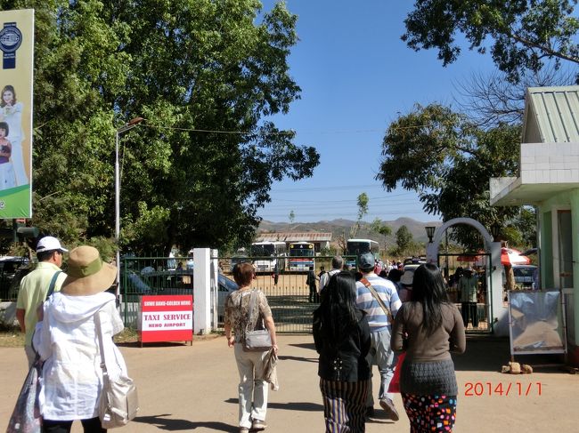 13:00<br />荷物も揃ったので、バスに向かいます。