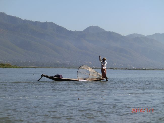 漁師さん発見！ここインレー湖では、インター族の方々が片足漕ぎで舟を操りながら漁を行うそうです。両手が自由になって便利なんだって！器用ですね(＠_＠;)