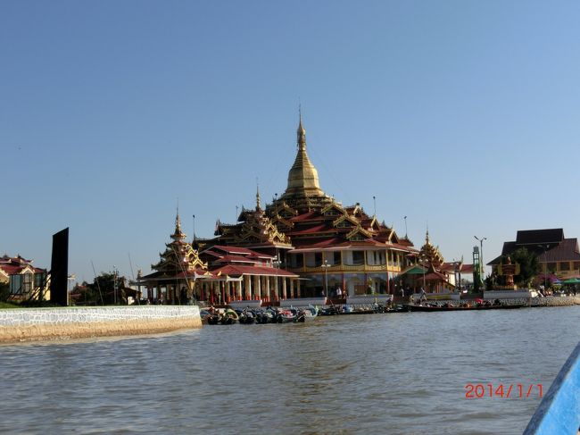 大きな建物が見えてきました。どうやらあれが水上寺院「ファウンドーウー・パヤー(Phaung Daw U Paya)」みたいです。食事を済ませてからお邪魔いたします^^