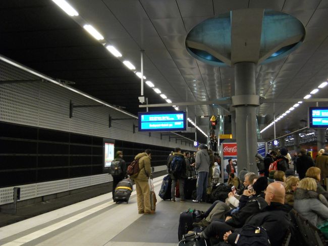 ベルリン中央駅ホーム。<br /><br />ドレスデンまでは直行便だったがブダペスト行きだった。