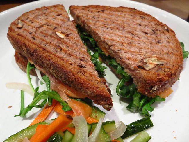 よく食べてるサーモンサンド。<br /><br />Jさんがおごってくれました…謝謝！！